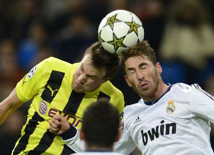 Los goles de cabeza como este de Sergio Ramos con Kevin Grosskreutz, del Borussia Dortmund, conllevan impactos fuertes y repetitivos que se asocian con cambios en la función ocular. (Foto: AFP/Getty )