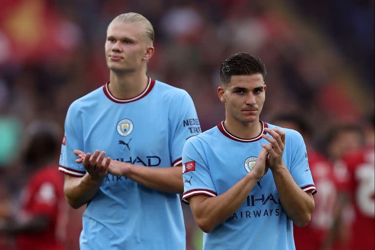 Julián Álvarez junto a Erling Haaland; ambos podrían debutar este domingo con Manchester City, que visita a West Ham