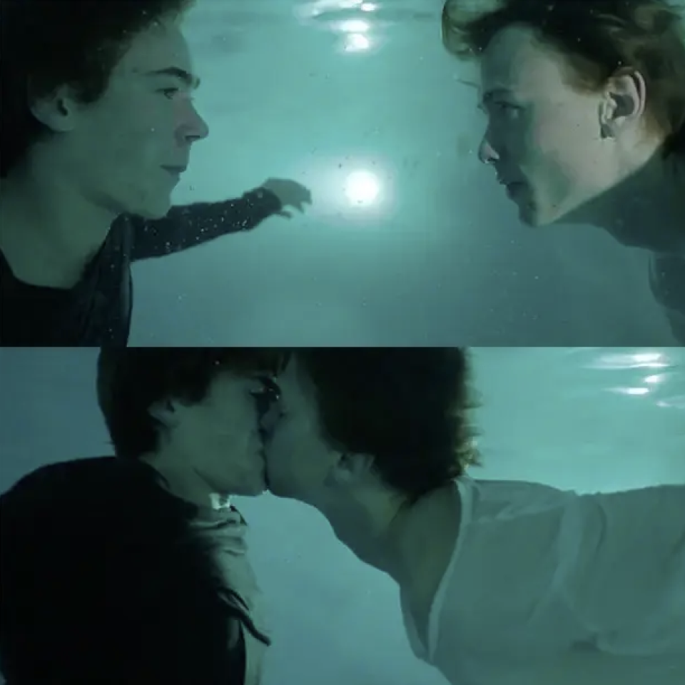 Isak and Even kiss underwater