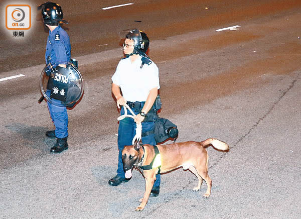 警方出動警犬到場。（馬竟峯攝）