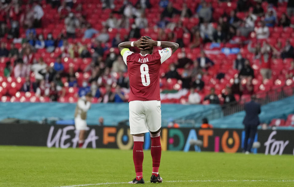 David Alaba, de Austria, se lamenta después de perder una oportunidad para anotar durante el partido Italia-Austria por octavos de final de Euro 2020 en el estadio Wembley, Londres, sábado 26 de junio de 2021. (AP Foto/Frank Augstein, Pool)