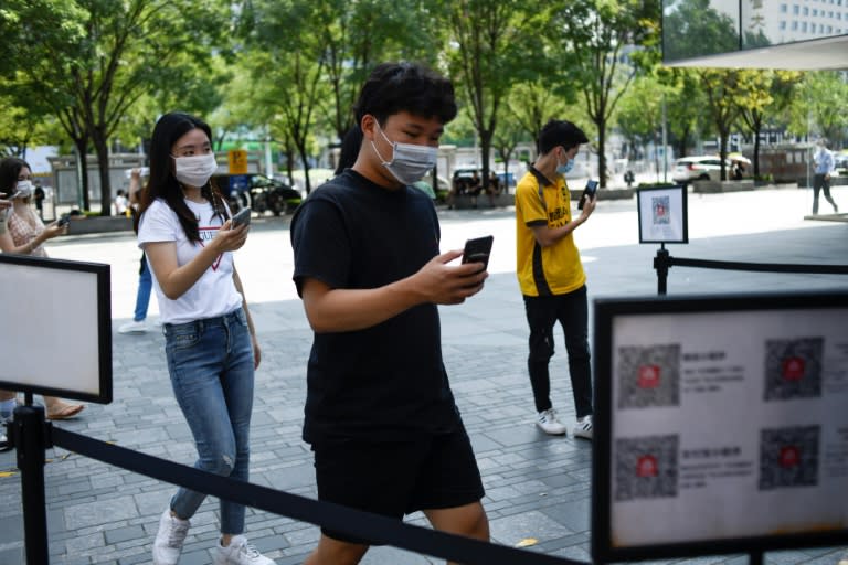 Los internautas rivalizan de inventiva y, para evitar la censura de una foto, recortan ligeramente sus bordes o la invierten como en un espejo (AFP/WANG Zhao)