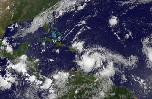La tormenta tropical Isaac se fortaleció ligeramente este viernes mientras se acercaba a la isla la Hispaniola que comparten República Dominicana y Haití, pero amenazaba con huracán a esta última nación caribeña abatida por los desastres naturales desde 2010. (AFP | -)