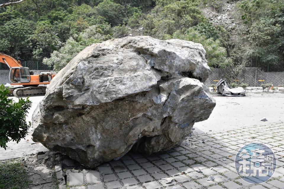 花蓮3日發生規模7.2強震，至今仍有6人失聯。圖為匯德隧道旁山壁崩坍，大塊落石砸落道路。