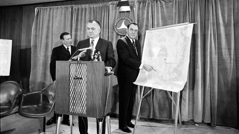 Obstáculos: el potente daño ambiental que podía producir la construcción del aeropuerto al Parque Nacional Everglades. El Secretario de Transporte John Volpe (a la izquierda) y el gobernador de Florida Claude Kirk sosteniendo un mapa, en 1969 en Washington cuando ya la propuesta del jetport era muy "dudosa"