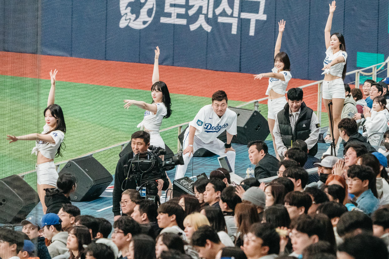 Un equipo de porristas de los Dodgers de Los Ángeles durante un juego de exhibición contra los Héroes de Kiwoom de Corea del Sur en el Gocheok SkyDome en Seúl, Corea del Sur, el 17 de marzo de 2024. (Jun Michael Park/The New York Times)
‌
