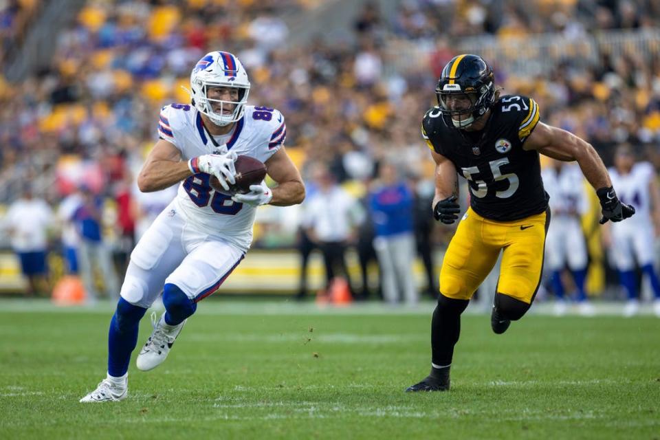 Buffalo Bills tight end Dalton Kincaid (86) runs after a catch.