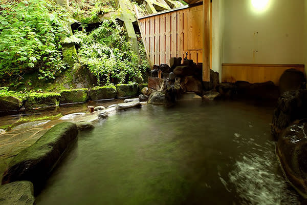 最著名為露天溫泉「月間之湯」 (圖片來源／新潟県松之山温泉千歲)