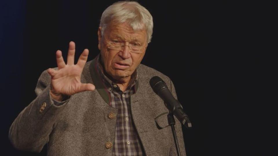 Gerhard Polt - hier live bei einem Auftritt in Trostberg - denkt in der BR-Sendung "Der Mensch ist ein Viech, das lacht" über alles nach, was den Menschen und seinen Humor ausmacht.

 (Bild: BR / Tosca Media GmbH)