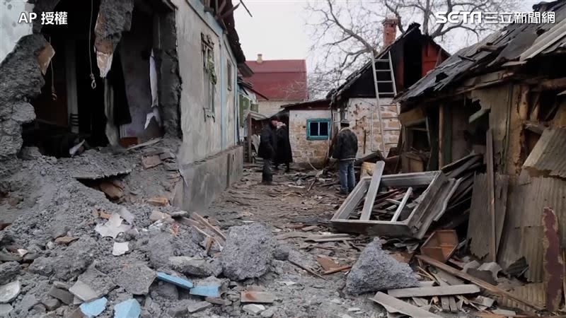 俄羅斯發起進攻，烏克蘭災區民宅全毀。（圖／AP授權）