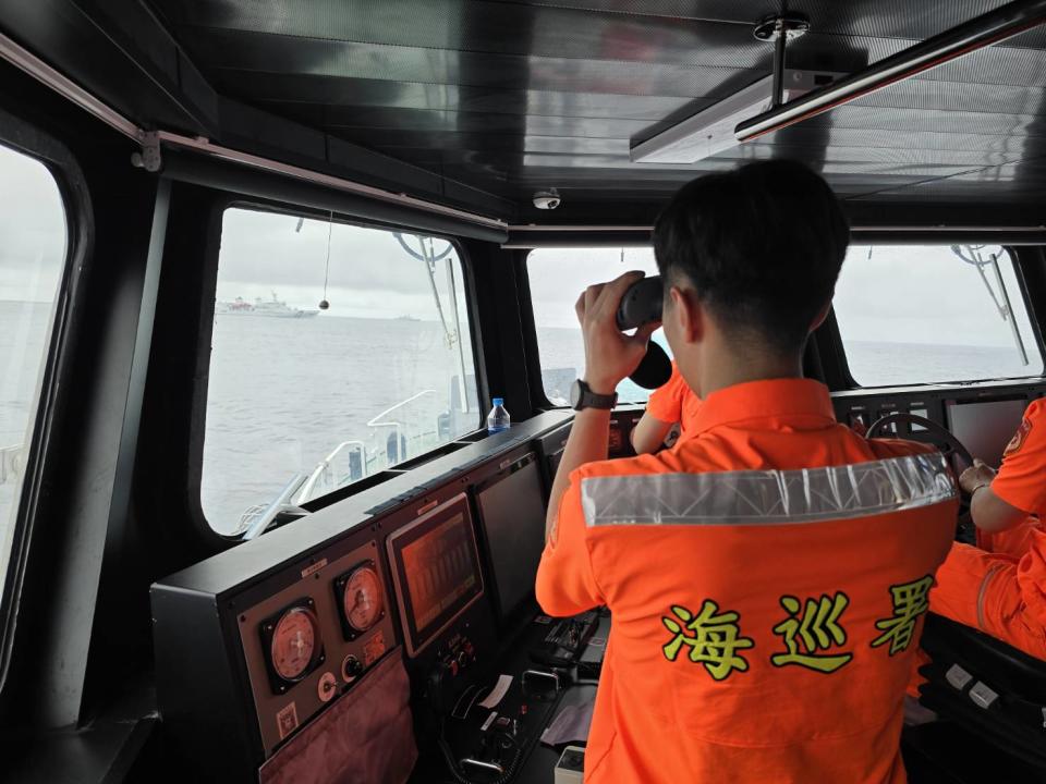 海巡宜蘭艦廣播驅離解放軍益陽艦。（圖／海巡署提供）