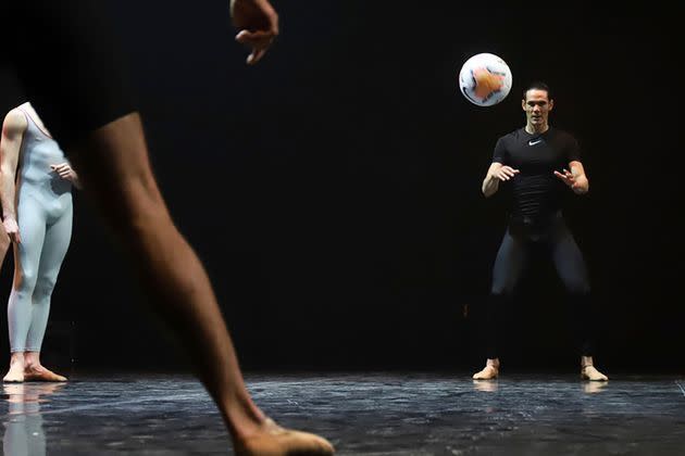 <p>Edinson Cavani, ancien buteur star du Paris Saint-Germain, a accepté de participer à un cours de danse classique afin de promouvoir la pratique de ce sport chez les garçons en Uruguay.</p>