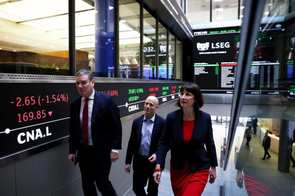 LONDON, ENGLAND - SEPTEMBER 22: Labour leader Keir Starmer (L) and Shadow Chancellor Rachel Reeves (R) are accompanied by London Stock Exchange Group chief executive officer David Schwimmer during a visit to the London Stock Exchange on September 22, 2023 in London, England. (Photo by Dan Kitwood/Getty Images)