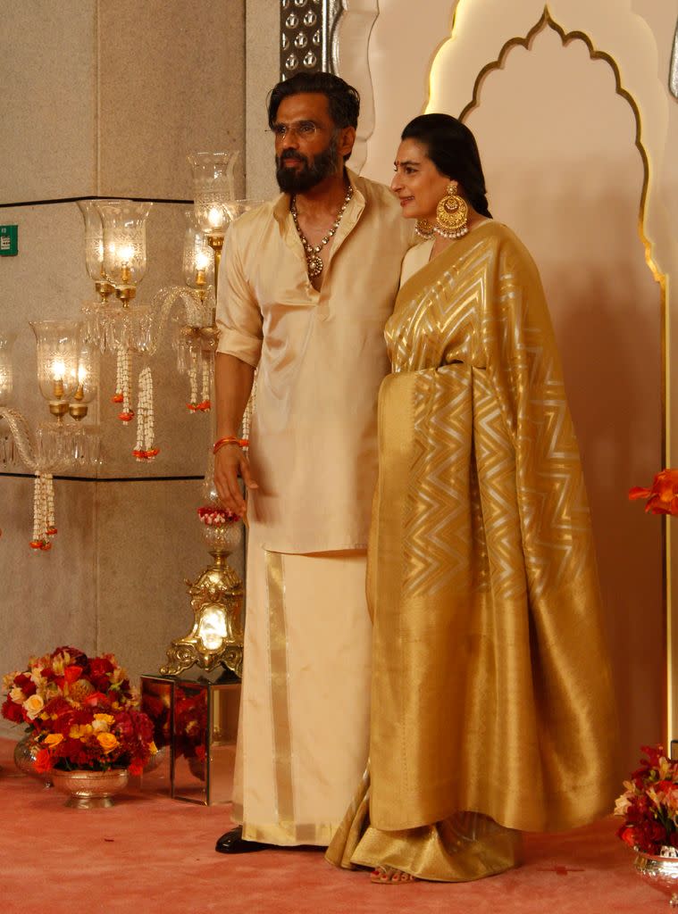 Suniel Shetty y Mana Shetty en la boda de Ambani