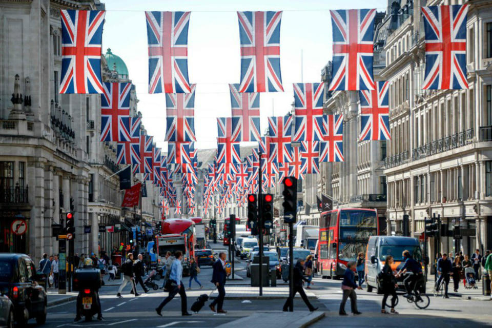 <p>En el centro de Londres también se ha desatado la fiebre por la boda de Harry y Meghan. Así luce Regent Street, una de las calles principales del centro de la capital británica. (Foto: Tolga Akmen / AFP). </p>