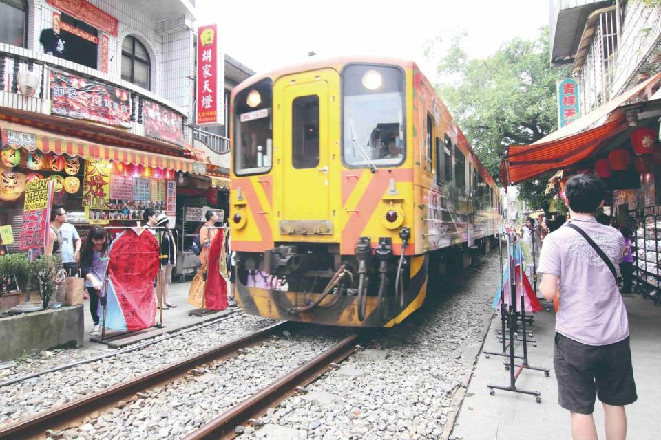 「火車門前過」風貌是十分老街的獨特風景。   圖：新北市觀旅局/提供