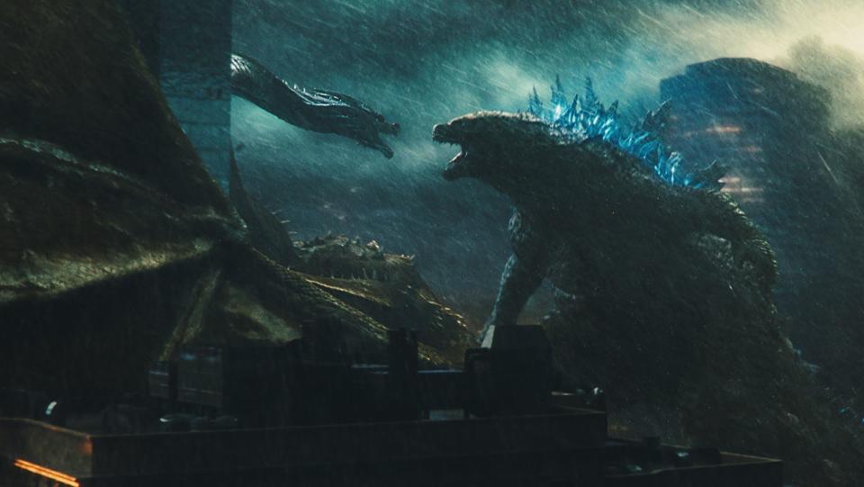 <p>... zeigte die Fortsetzung "Godzilla II: King of the Monsters", wie man es besser nicht machen sollte. Das aufgeblasene Leinwandspektakel spielte unterm Strich einen Verlust von geschätzten 200 Millionen Dollar ein. Die Fortsetzung "Godzilla vs. Kong" soll dennoch im kommenden Jahr in die Kinos kommen. (Bild: Warner Bros. Entertainment)</p>