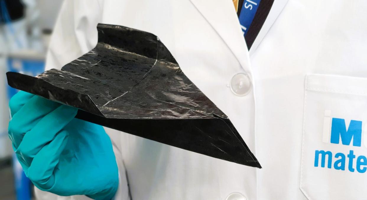 El primer avión hecho con el material reciclado de nanotubos de carbono. El material conserva sus propiedades mecánicas clave, como su flexibilidad. IMDEA materiales, Author provided