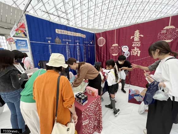 南市觀旅局組團YAB交流節出展，充滿臺南元素的展攤吸睛有趣引來大批人潮，兩日累積逾10萬人次。（記者李嘉祥攝）