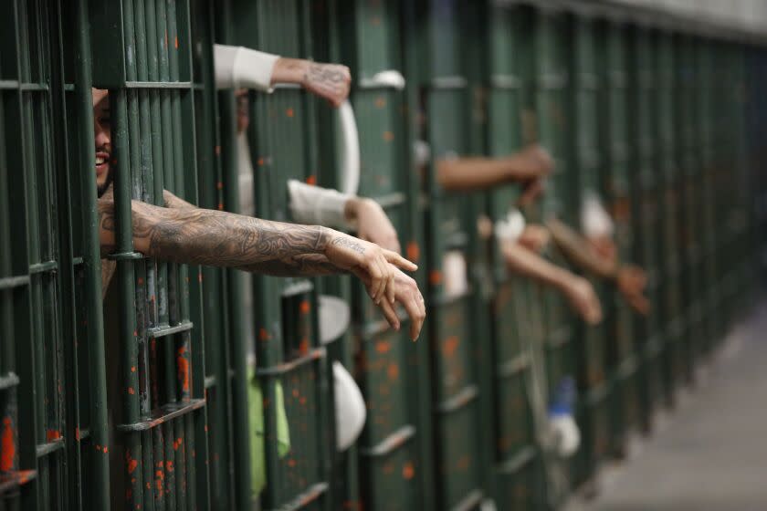 LOS ANGELES, CA - OCTOBER 02, 2019 Los Angeles County Sheriff's Commander Jason Wolak who oversees Custody Services Division-General Population tours the Men's Central Jail located at 441 Bauchet St in downtown Los Angeles on October 02, 2019. (Al Seib / Los Angeles Times)