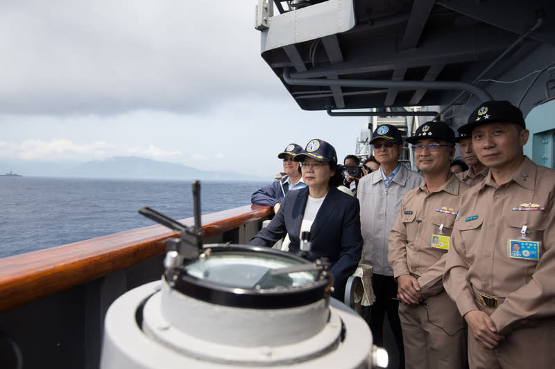 總統蔡英文13日在海軍蘇澳基地，視導國軍要港防衛與快速應變能力測考。實兵操演展示平日訓練成果。（軍聞社提供）