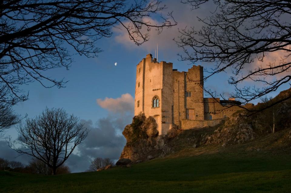 Δώστε στον φίλο σας τον παράγοντα wow μιας διαμονής στο κάστρο του 12ου αιώνα (Roch Castle)