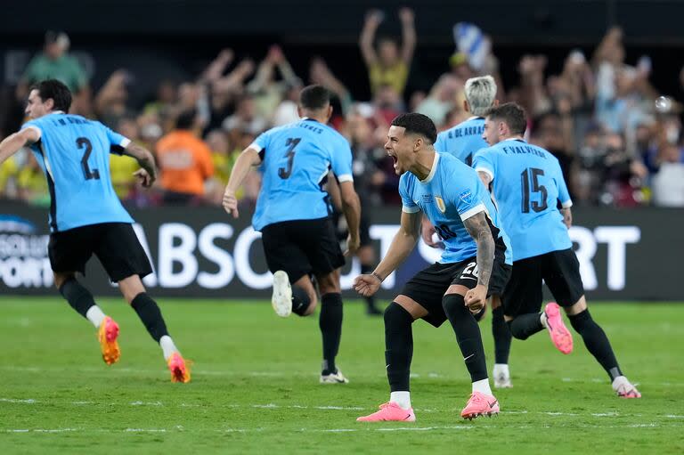 El festejo de los futbolistas uruguayos luego de derrotar a Brasil y avanzar a las semifinales de la Copa América 2024