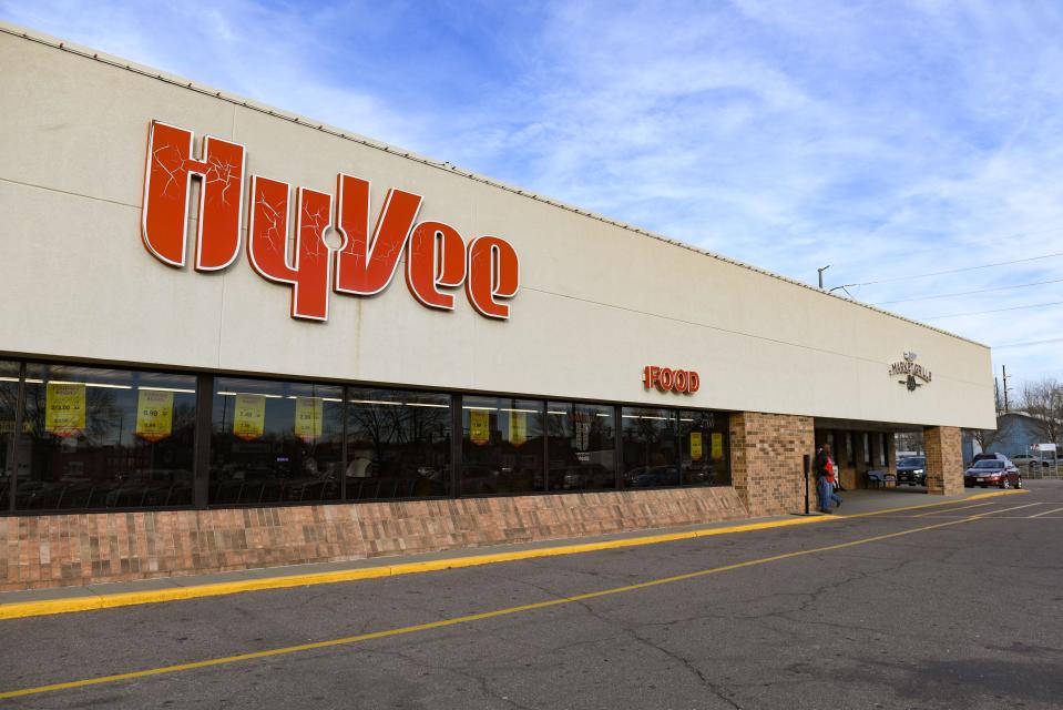 Grocery store chain Hy-Vee plans to open four locations in Tennessee, including one in Memphis.