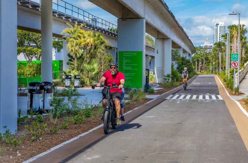 Ciclistas pasan por delante de la estación del Metrorial de Vizcaya en un nuevo tramo de dos millas del sendero urbano y parque lineal The Underline que se inaugura el 24 de abril.