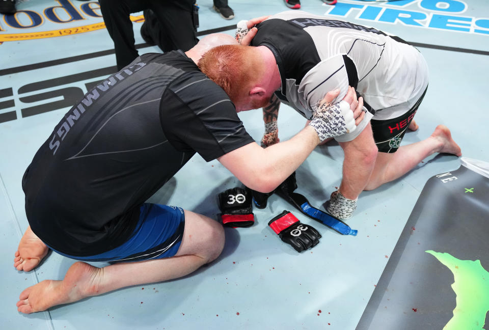 Zak Cummings y Ed Herman se abrazan luego de que ambos confirmaran su retiro de la UFC. (Josh Hedges/Zuffa LLC via Getty Images)