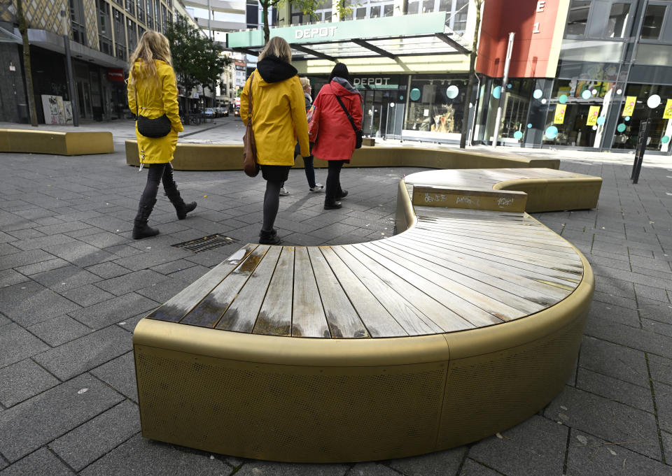 Die goldenen Bänke in Wuppertal (Bild: dpa) 