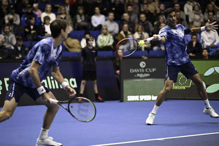 Impacta Machi Gonzalez, lo observa Andrés Molteni, durante el punto de dobles perdido ante Finlandia, en Espoo 