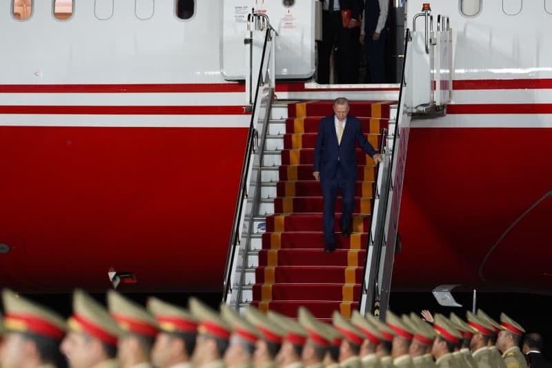 Turkish President Recep Tayyip Erdogan disembarks from his plane upon arrival at Erbil International Airport (EIA). Ismael Adnan/dpa