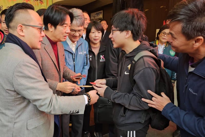 東華大學學生唐于田今天搶頭香，領到副總統賴清德的新春紅包，並準備感謝信，感謝賴清德當年的鼓勵。中央社