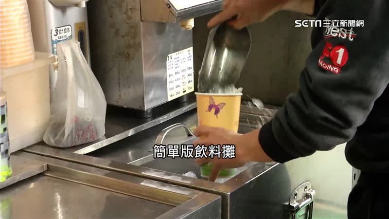 簡易飲料攤成本低入手容易，但因近來茶葉漲價，因此利潤也差了3成。