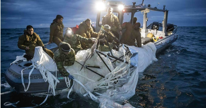 美國海軍艦隊司令部（U.S. Fleet Forces Command）於美東時間7日公布了數張海上打撈中國氣球殘骸的作業照片。（圖／翻攝自推特）