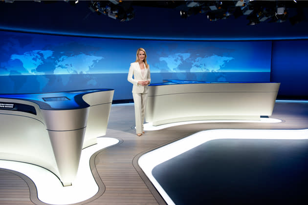 Judith Rakers im neuen "Tagesschau"-Studio (Bild: NDR/Thorsten Jander)