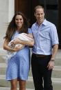 <p>Pocas horas después de su nacimiento el 22 de julio de 2013, el príncipe William y Kate Middleton posaban a las puertas del Hospital St. Mary’s de Londres con su hijo mayor. Aún no sabíamos su nombre, que se confirmó días más tarde: George Alexander Louis. (Foto: Kirsty Wigglesworth / AP). </p>