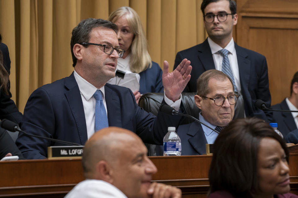 House Judiciary Committee majority counsel Barry Berke questions Corey Lewandowski on Sept. 17, 2019, in Washington. (AP Photo/J. Scott Applewhite)                                                                                                                                                                                                                                                                                                         