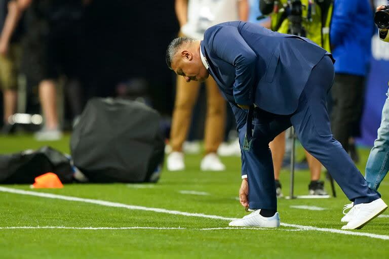 Claudio Tapia entra al campo de juego con el pie derecho, antes de Argentina-Canadá