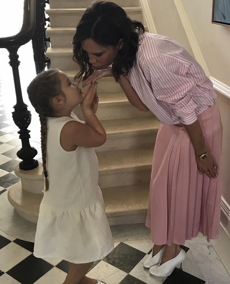 Victoria Beckham gemeinsam mit ihrer Tochter Harper. (Bild: ddp Images)