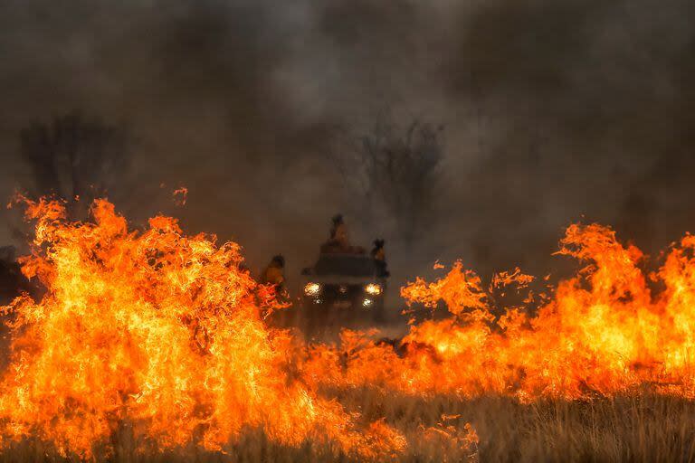 Incendio forestal en Yacanto de Calamuchita, sobre la ruta provincial s-228, Córdoba, 21 de agosto
