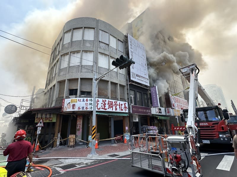 花蓮市中山路22日晚發生火警，中山路與公正街口23日中午又有火警，知名餐館廚師中午料理時疑不慎引燃火勢，嗆傷送醫，在風勢助長下目前火勢延燒三棟房舍，消防人員灌救中。（中央社）