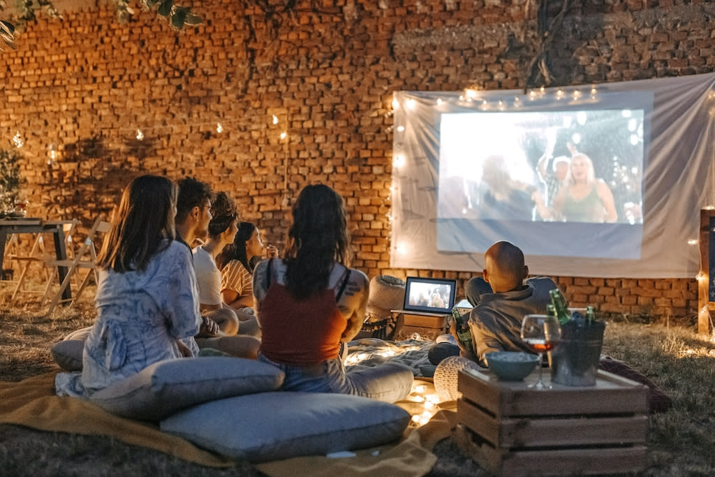 En hiver, on le place à l'intérieur. En été, on en profite pour des séances de ciné extérieur. Le mini vidéoprojecteur va vite devenir votre ami ! (Photo : Getty Images)