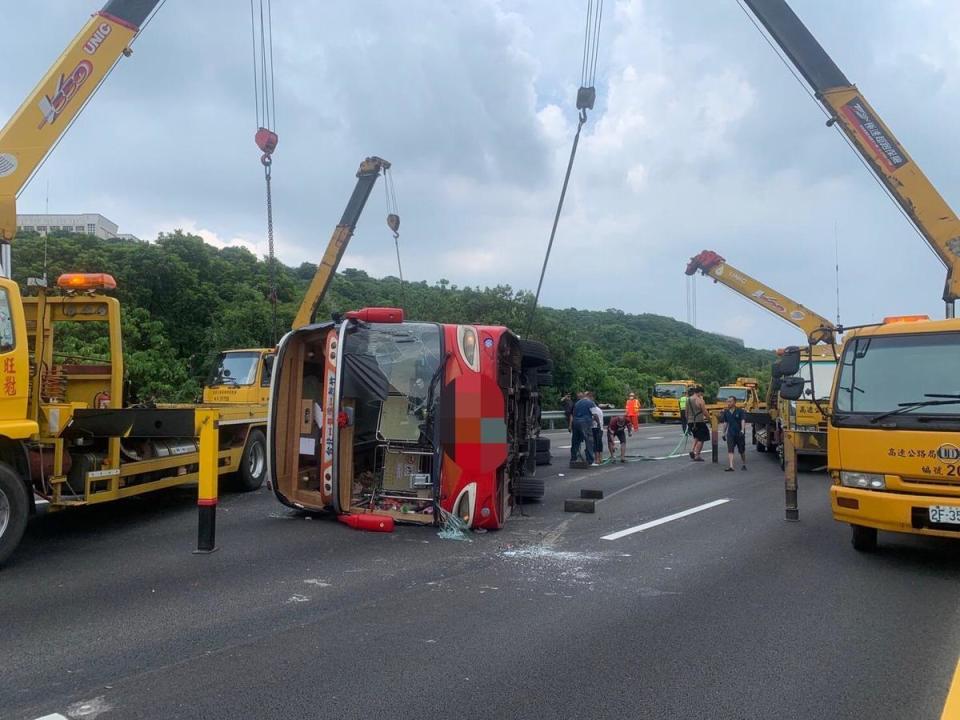 警方通知吊車到場將客運拖離現場。（翻攝畫面）