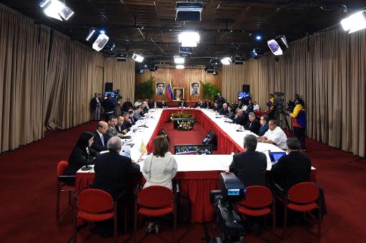 Vista general de la reunión entre el presidente venezolano Nicolás Maduro y dirigentes de la oposición, el 10 de abril de 2014 en Caracas (AFP | Juan Barreto)