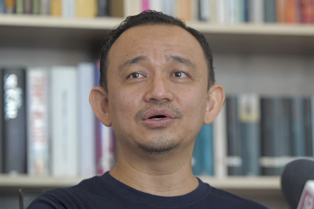 Maszlee demanded Asyraf Wajdi issue an open apology and pay up for his allegations against the Form Four history syllabus, stressing that this slanderous culture among politicians needs to be stopped. — Picture by Shafwan Zaidon