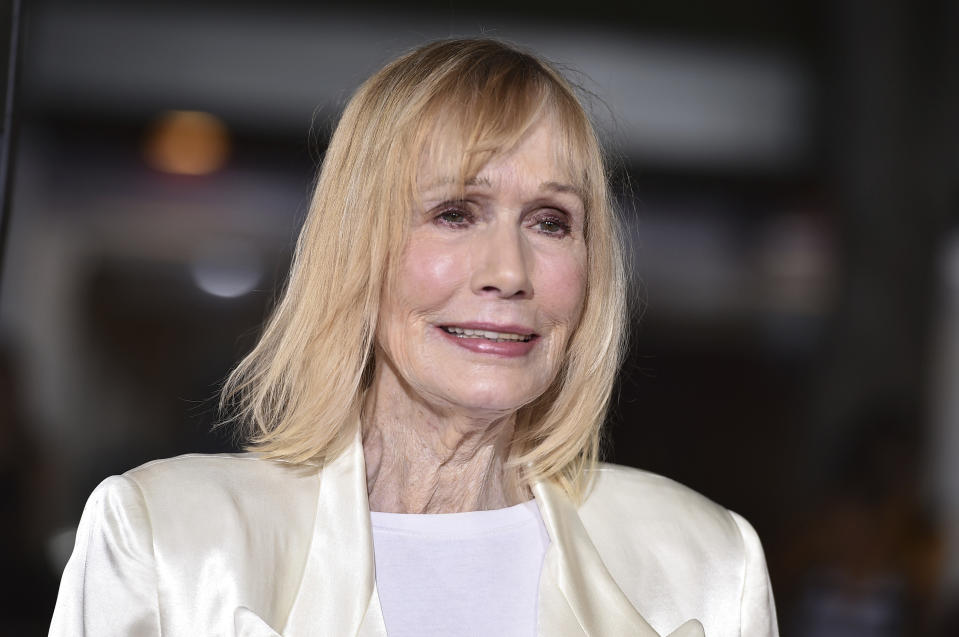 ARCHIVO - Sally Kellerman llega a la premiere de "The Danish Girl" en el Regency Village Theatre el 21 de noviembre de 2015 en Los Ángeles. Kellerman, la actriz nominada a un Oscar que interpretó a Margaret “Hot Lips” Houlihan en la película de 1970 “MASH” de Robert Altman, murió el jueves 24 de febrero de 2022 de insuficiencia cardíaca en su casa en Los Ángeles, dijo su manager y publicista, Alan Eichler. Tenía 84 años. (Foto por Jordan Strauss/Invision/AP, Archivo)