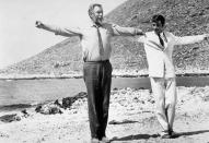 <p>Eins, zwei, sorgenfrei: Beim Sirtaki vergisst Alexis Sorbas (Anthony Quinn, links) sämtliche Probleme. Die Verfilmung des Romans von Nikos Kazantzakis war ein Kassenschlager und wurde mit drei Oscars ausgezeichnet, einer davon ging an den in Deutschland geborenen Kameramann Walter Lasally. (Bild: Fox)</p>