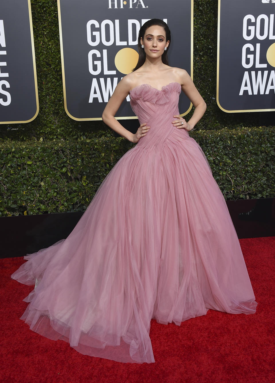 <p>Con aires de princesa de cuento y una maxi falda vaporosa en tono rosado, la mágica Emmy Rossum nos enamoró a todos con este modelito de Monique Lhuillier.<br><br>(Gtres)</p> 